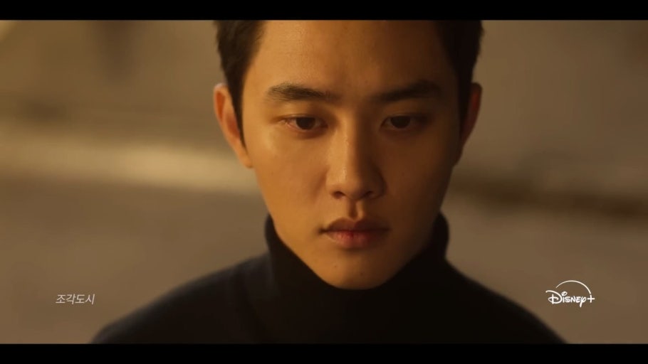 도경수가 날카로운 눈빛 차갑고 지적인 악역 캐릭터를 암시합니다.