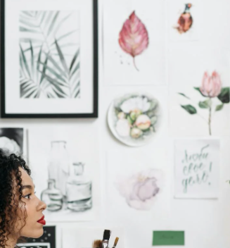 감성 일러스트와 손글씨 엽서들이 벽에 조화롭게 장식된 인테리어 공간