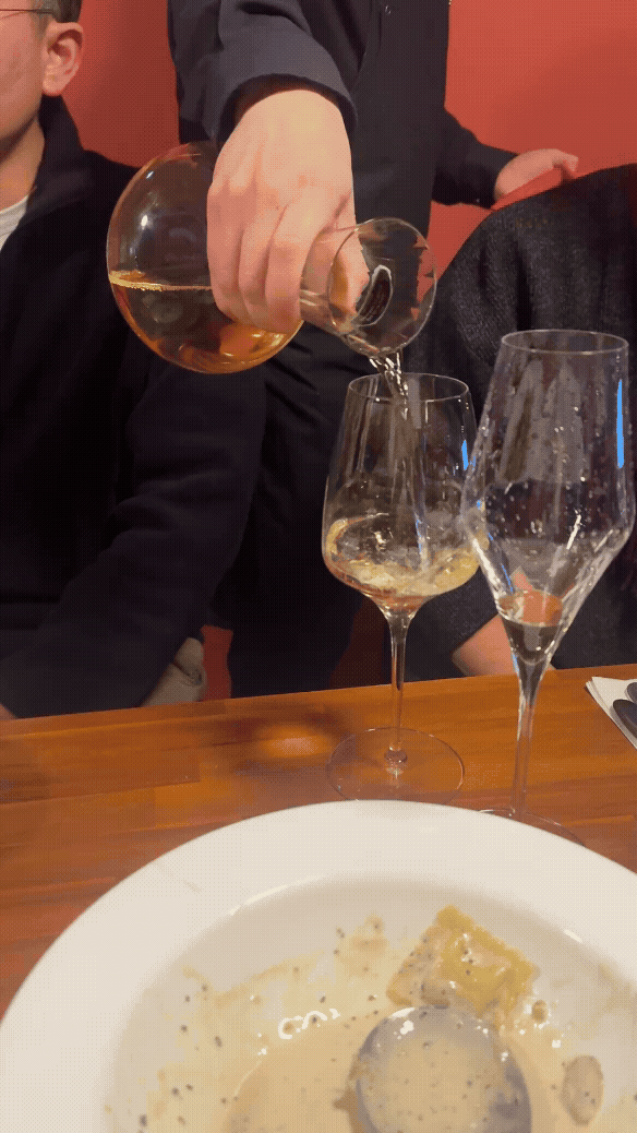 성수 와인바에서 화이트 와인을 따르며 이어지는 생활소믈리에 모임 분위기