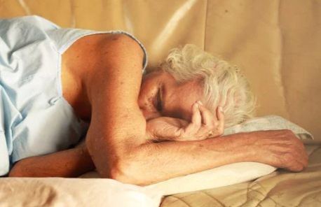 편한자세로 숙면을취하는노인