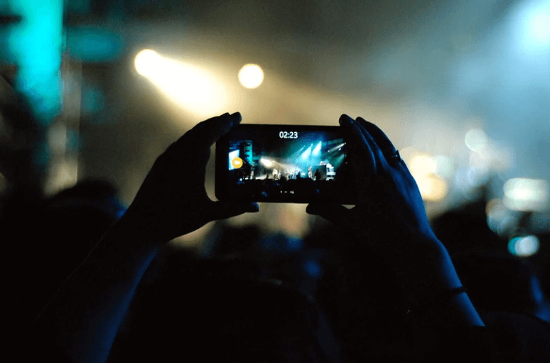 스마트폰 들고 있는 사람