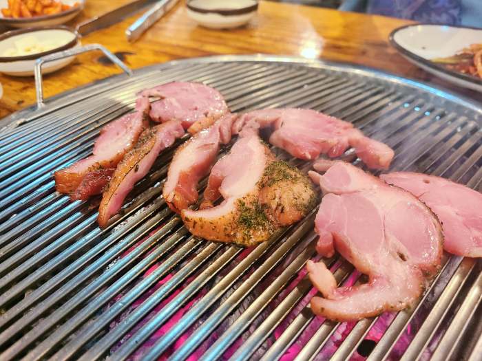 식객 허영만 백반기행 안재모 편 참나무 훈제 통오리 장작 구이 바베큐 오리고기 통삼겹살 목살 BBQ 고양 서오릉 맛집 소개