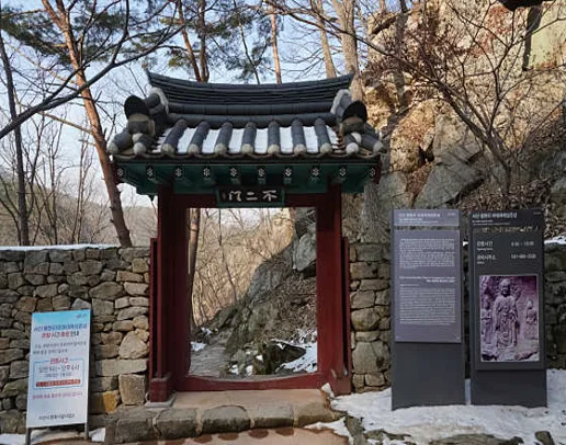 서산 용현리 마애여래삼존상