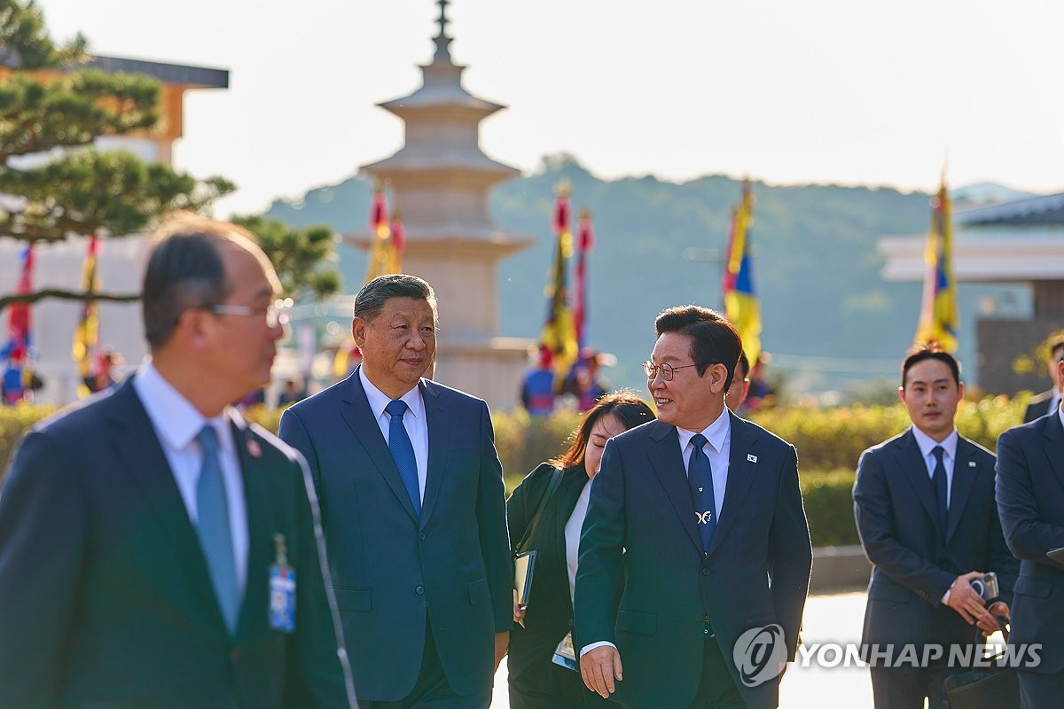중국의 시진핑 주석과 이재명 대통령이 정상회담을 하고 있다.