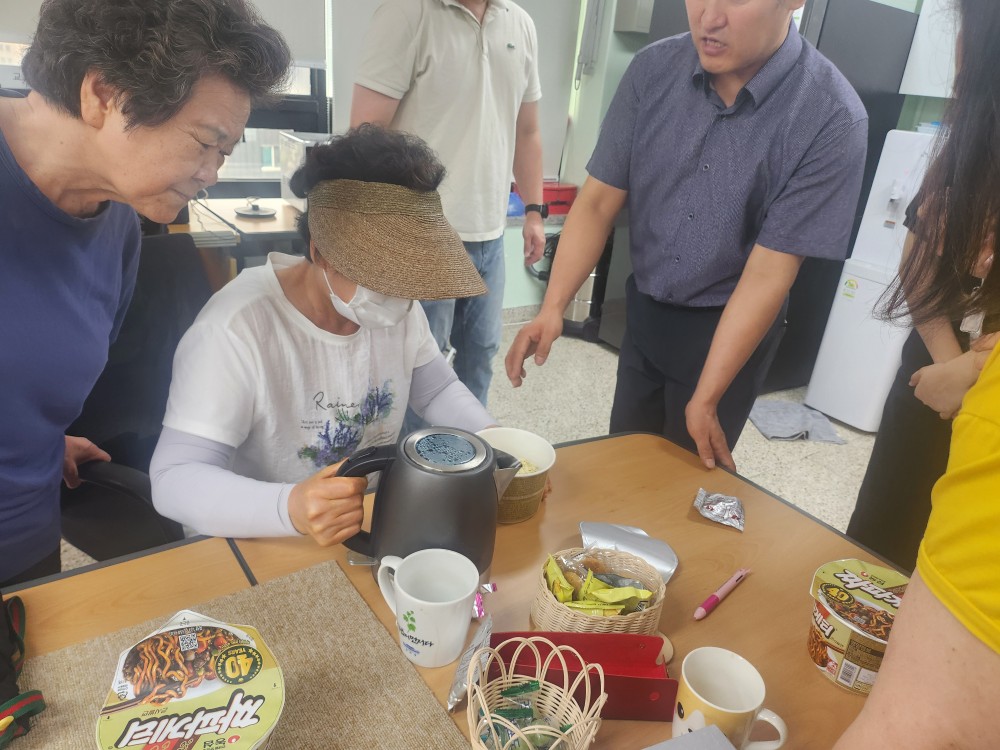 이미지설명: 시각장애인 쉼터 이용인이 직접 컵라면 용기에 물을 따른 모습