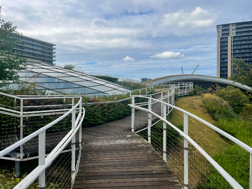 아일랜드시티 중앙공원 3개건물 연결 브릿지와 계단2