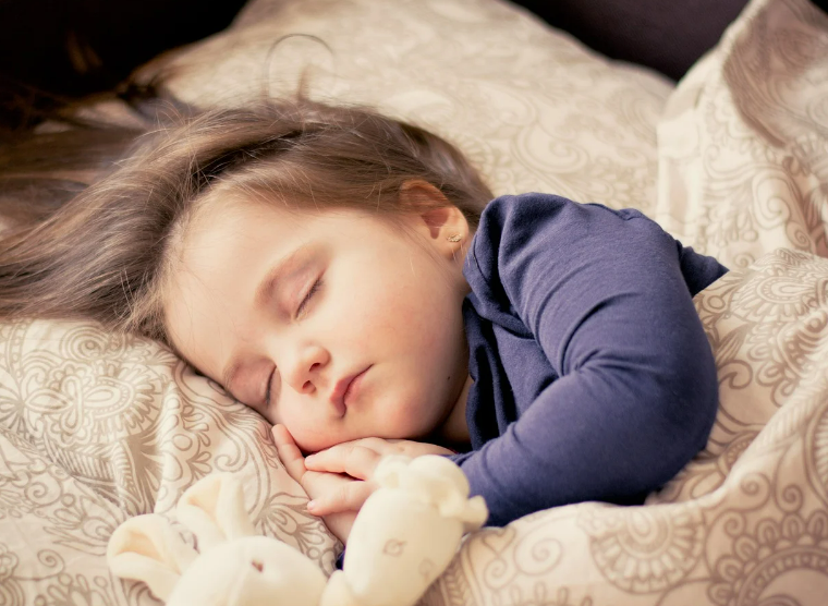 여자 아이 자는 모습