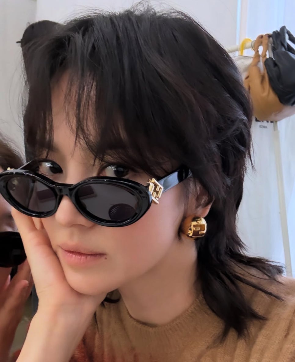 송혜교&amp;#44; 펜디 신상 스파이백으로 완성한 테토녀 스타일