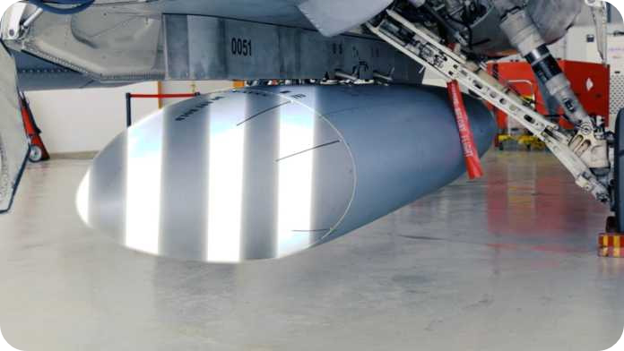 항공기에 장착되어 있는 EDPOD 모습