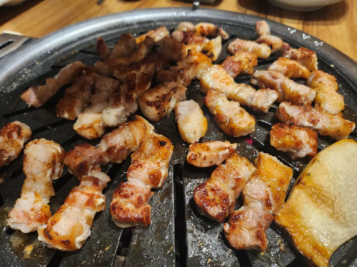 양산-맛집-초원-참숯골 -불판위-삼겹살