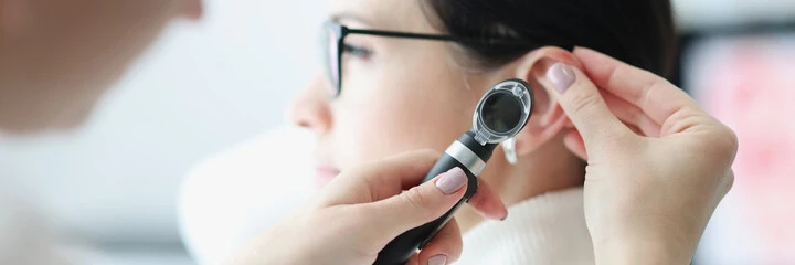 고막이 찢어지면 알아야 할 사실! 미리 대비하자! 고막은 우리가 세상의 소리를 듣는 데 핵심적인 역할을 하는 작은 부분입니다. 하지만 이 중요한 부위가 손상을 입을 경우&#44; 우리의 생활에 큰 영향을 미칠 수 있습니다. 오늘은 고막이 찢어질 때 나타나는 증상&#44; 그 원인&#44; 그리고 이를 예방하는 방법에 대해 알아보도록 하겠습니다.