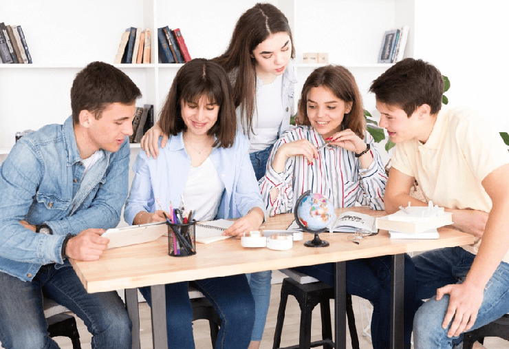 회의를 하고 있는 청년들