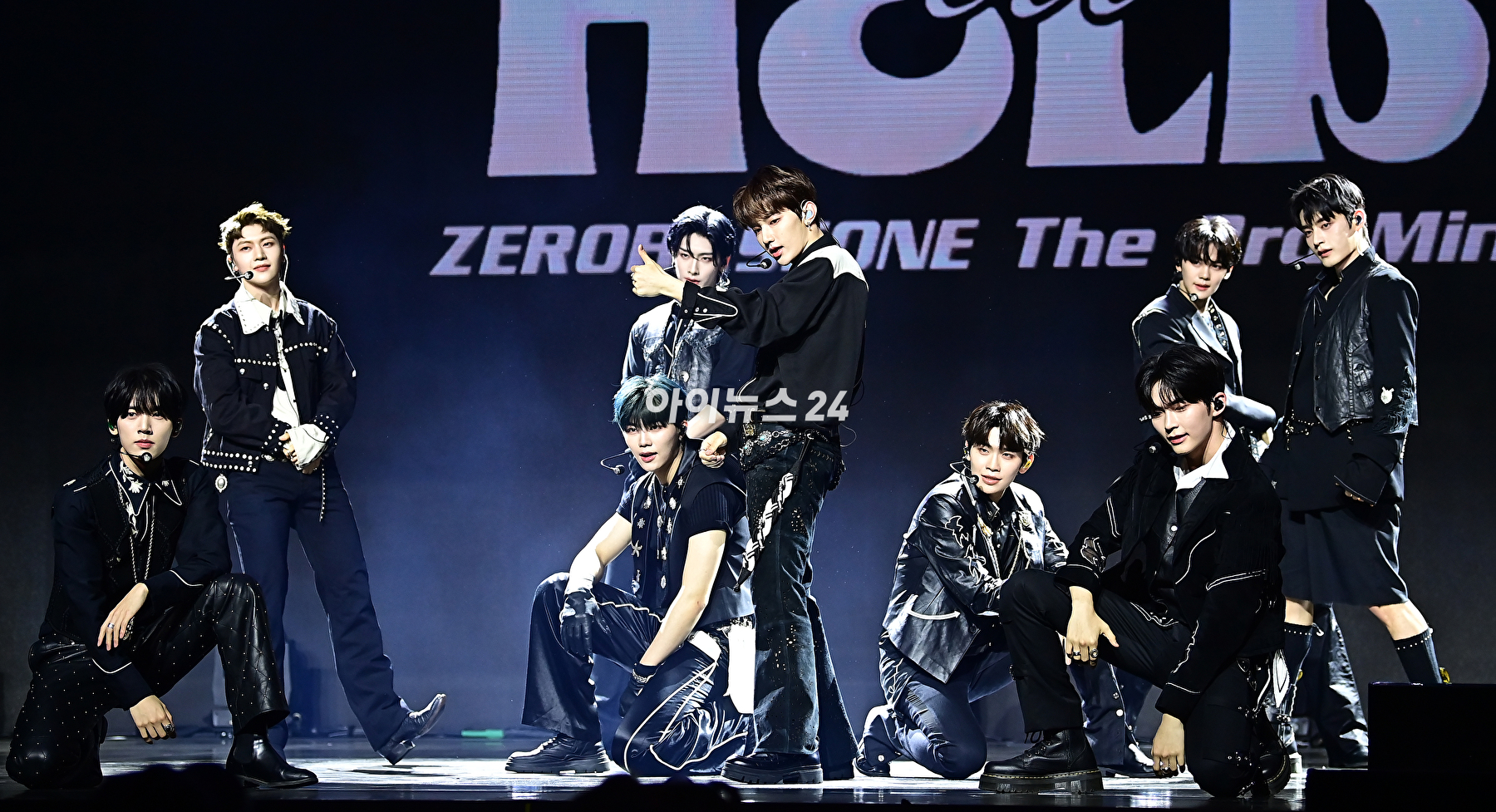 그룹 제로베이스원(ZEROBASEONE)이 13일 오후 서울 용산구 블루스퀘어에서 열린 미니 3집 'You had me at HELLO' 발매 기념 쇼케이스에서 무대를 선보이고 있다. [사진=곽영래 기자]
