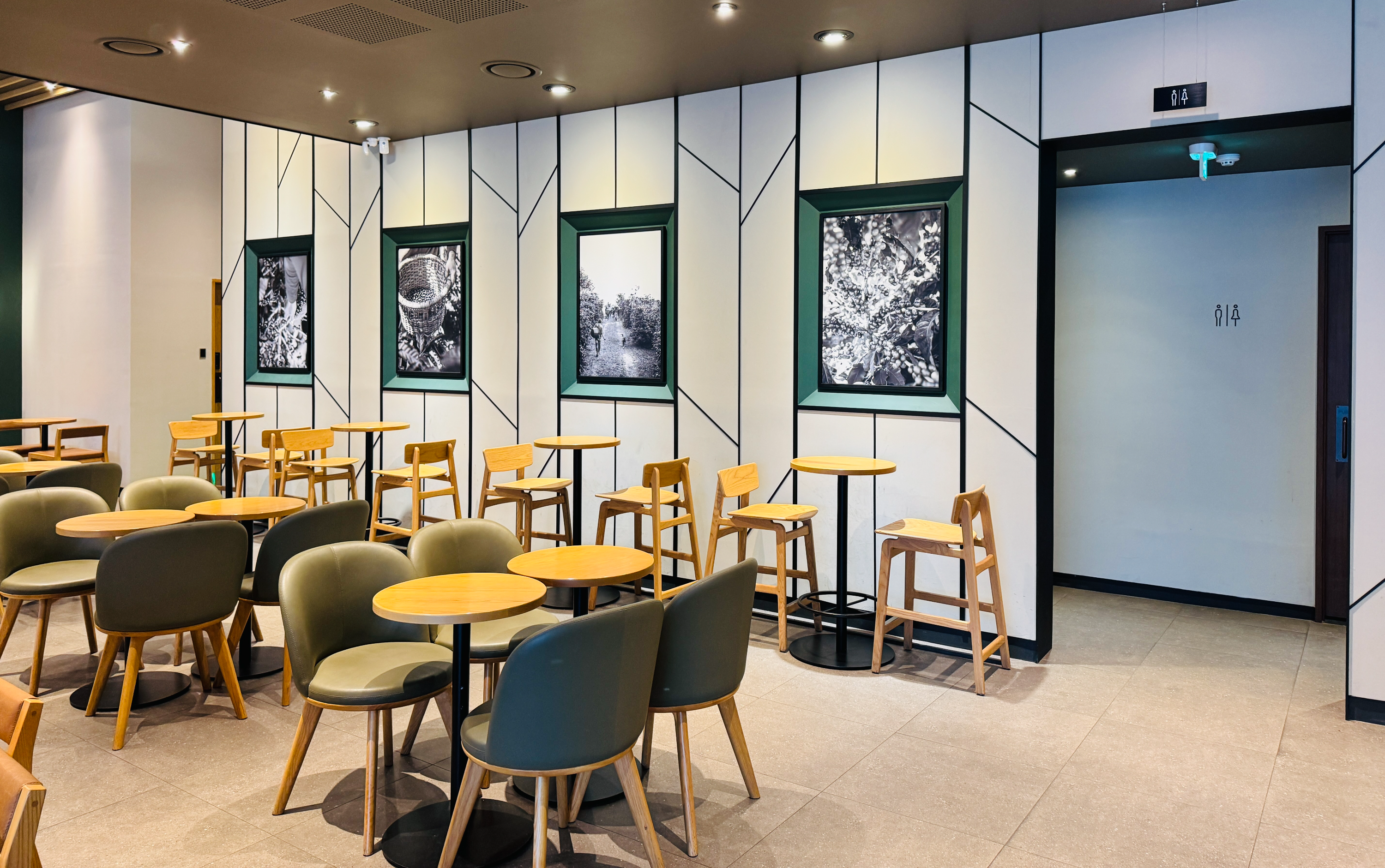 스타벅스 내부 테이블 및 의자, 인테리어 등