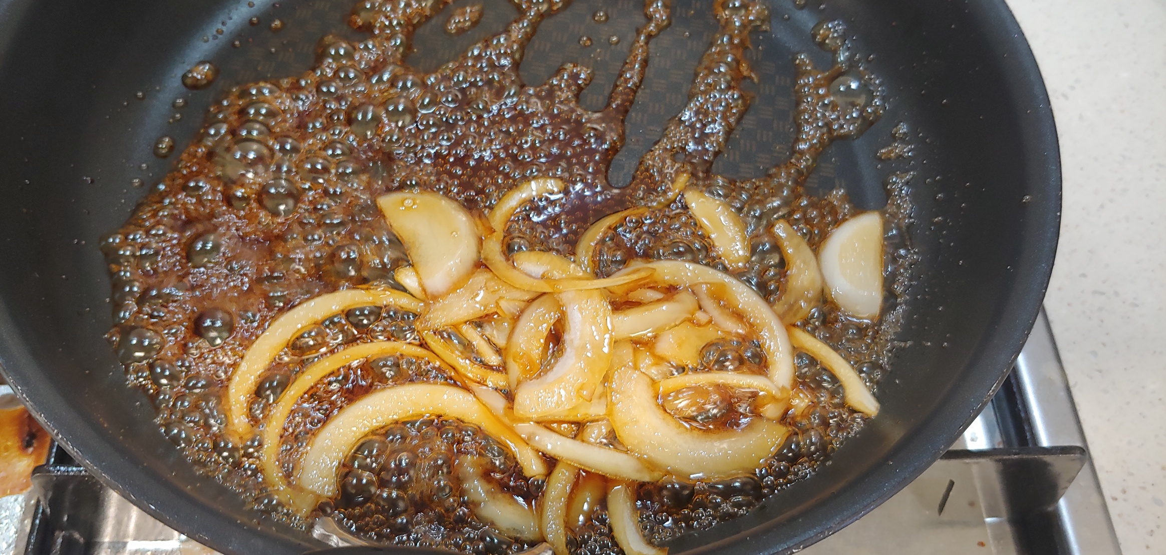 양은 비율만 맞으면 상관없습니다. 양파를 끓여 간장 양념을 배게 해주는게 포인트입니다.