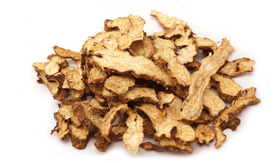 야생에서 채취를 한 창출을 깨끗하게 세척하고 건조시킨 것을 편으로 썰어서 하얀 바닥 위에 수북하게 놓아두고 찍은 사진