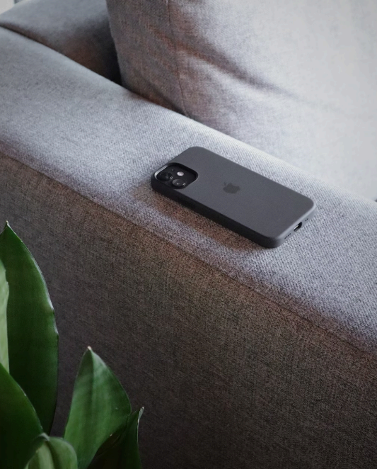 소파 팔걸이 위 스마트폰, 폰을 멀리 두는 디지털 프리존 습관