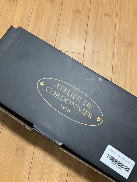 코르도니에르 삼나무 슈트리 패키지 박스 – 블랙 컬러 상자 전면에 브랜드 로고와 1918년 설립 연도가 표기된 디자인