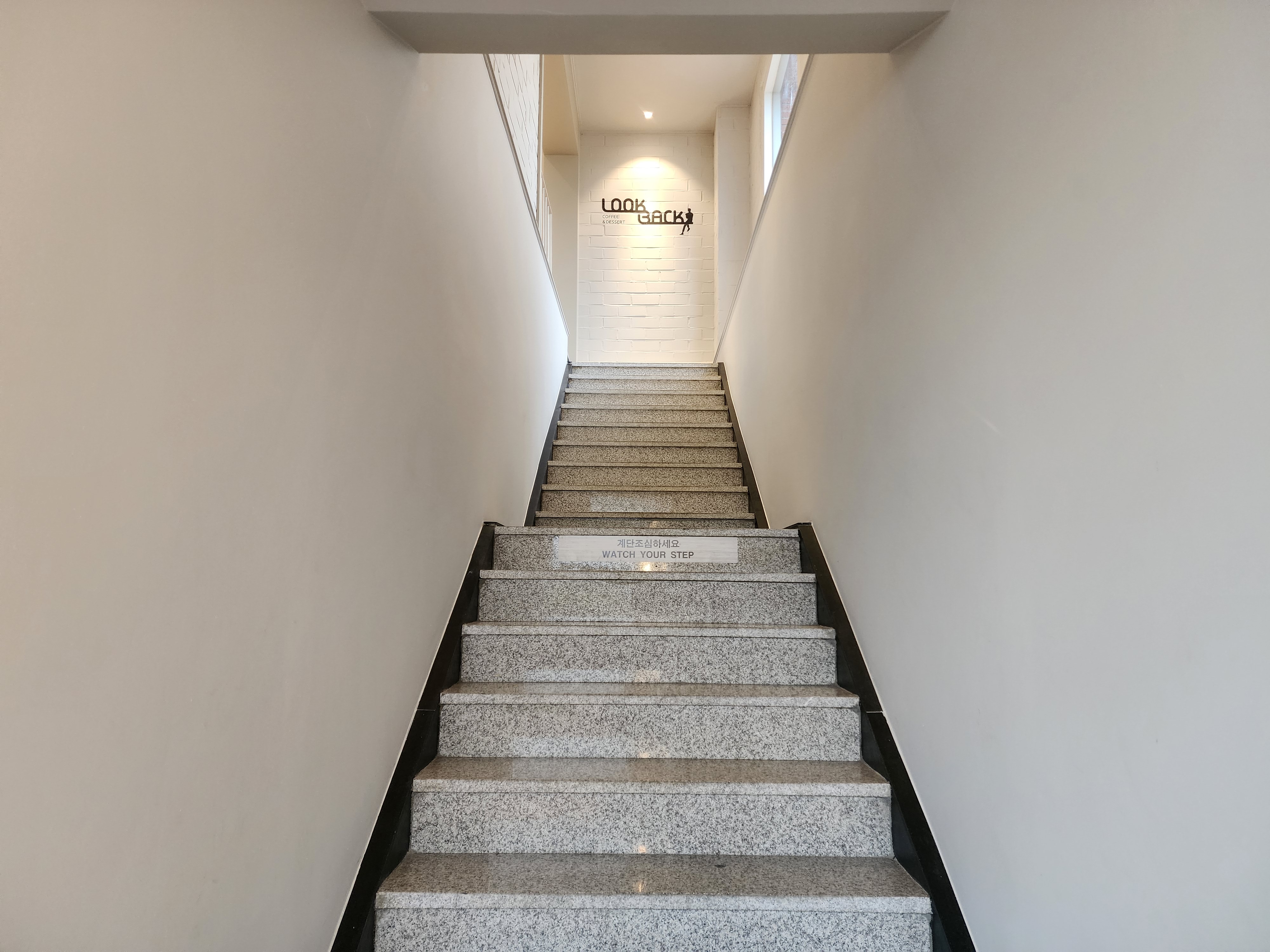 룩백 카페 2층계단