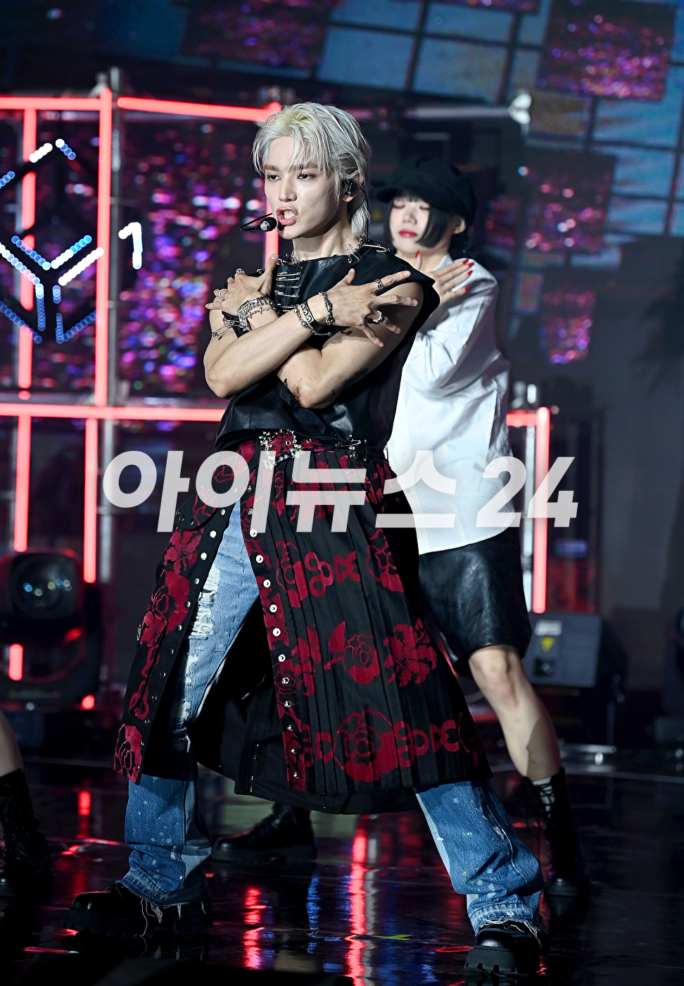 >NCT 멤버 태용이 5일 오후 서울 강남구 논현동 SJ쿤스트할레에서 열린 첫 번째 미니앨범 'SHALALA (샤랼라) 발매 기념 미디어 쇼케이스에서 타이틀곡 '샤랼라' 무대를 선보이고 있다. [사진=곽영래 기자]