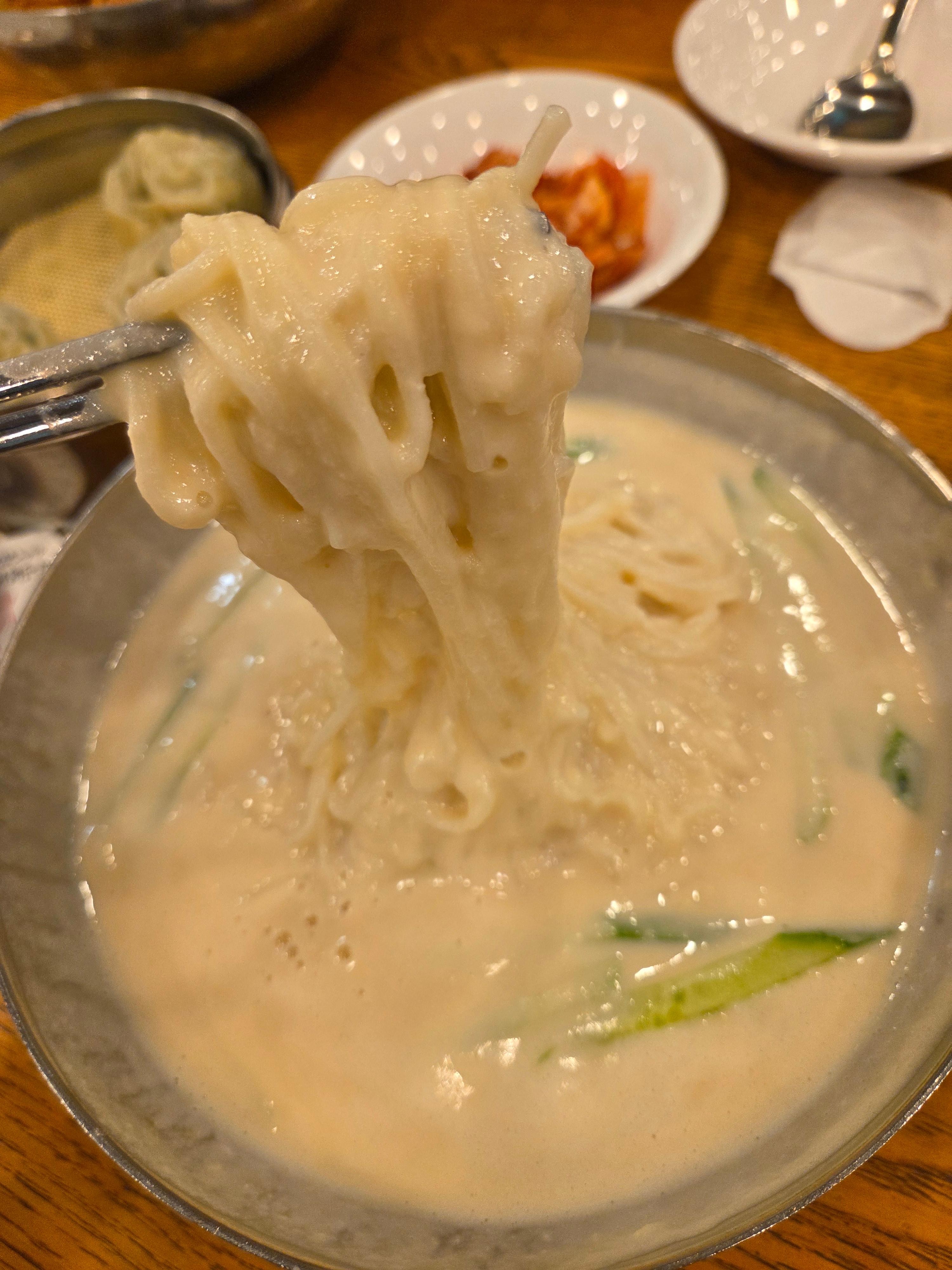 장단콩국수 근접 컷, 국물 질감 강조