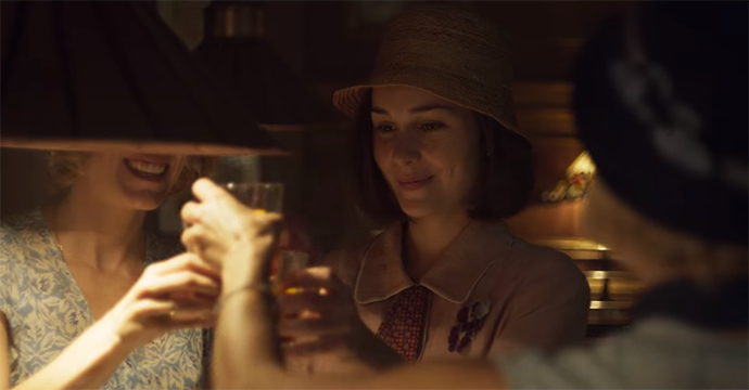 리디아와-친구들-함께-술잔-부딪힘2