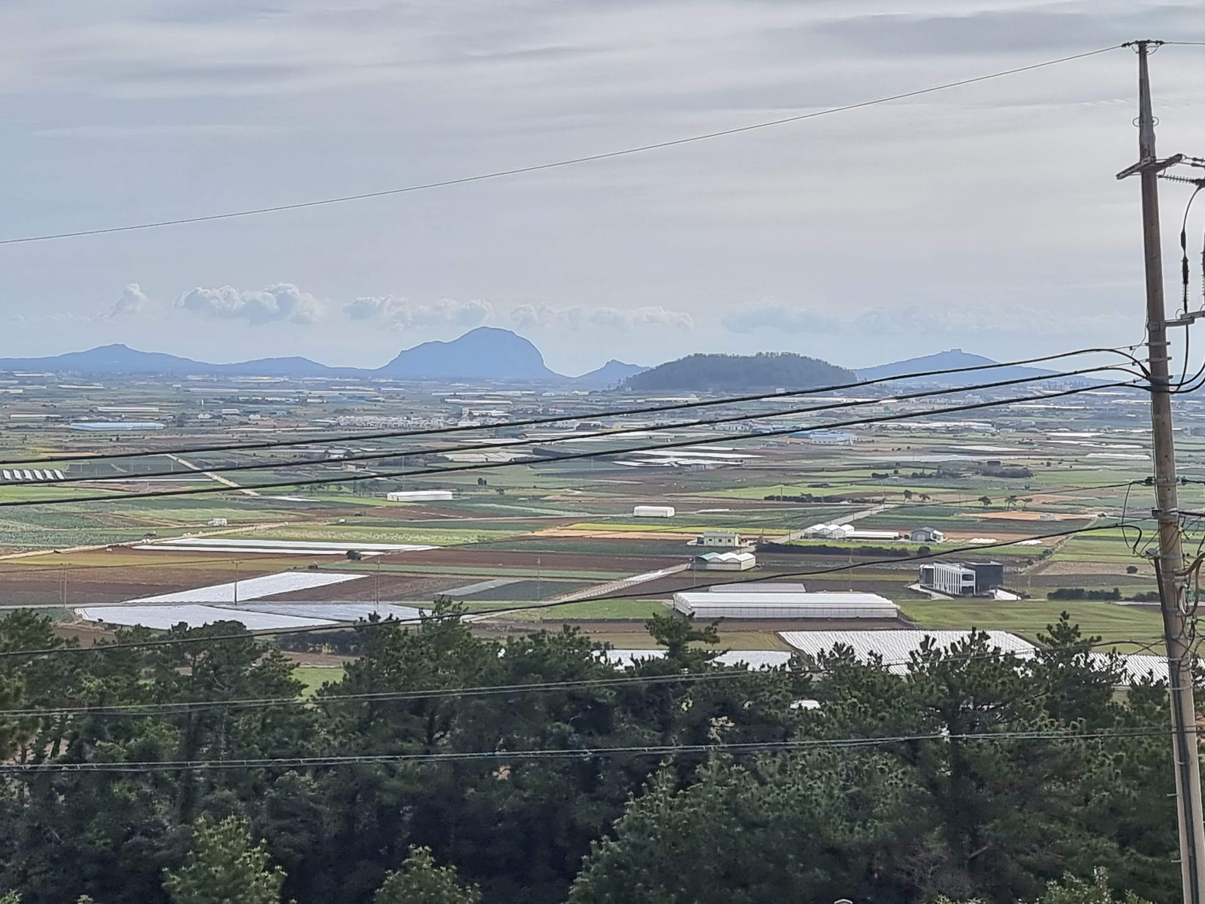 평야와 오름이 펼쳐진 제주의 들녘