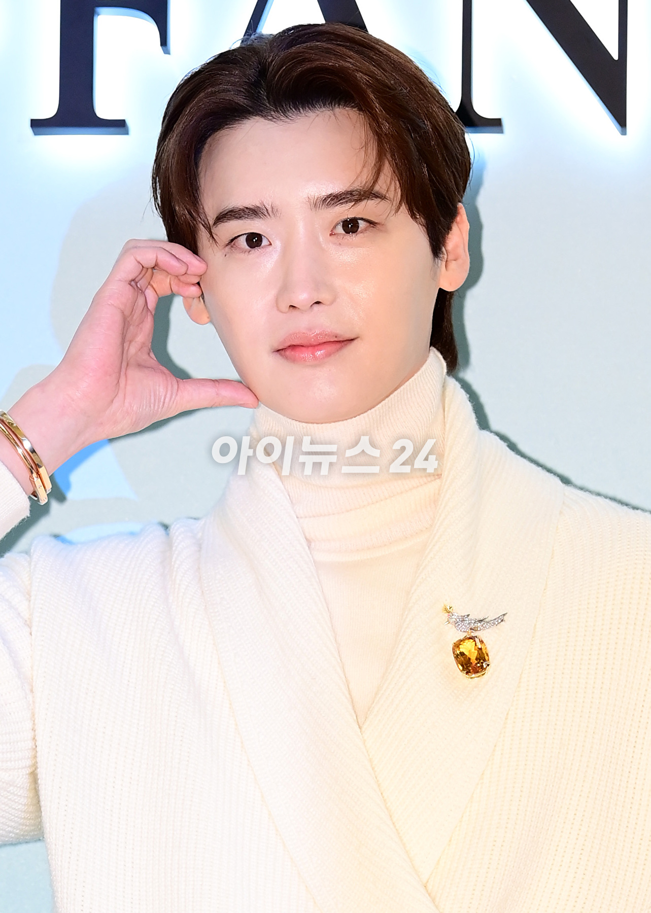 배우 이종석이 14일 서울 잠실 롯데월드타워몰에서 열린 한 주얼리 브랜드 팝업 스토어 행사에 참석하고 있다. [사진=정소희 기자]