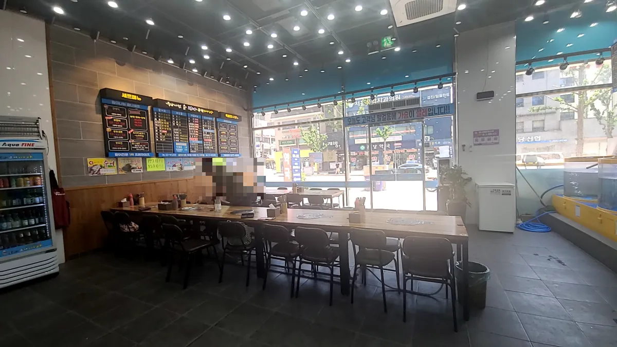 원당역-탐라종합어시장-실내내부-통창이보이는-테이블좌석