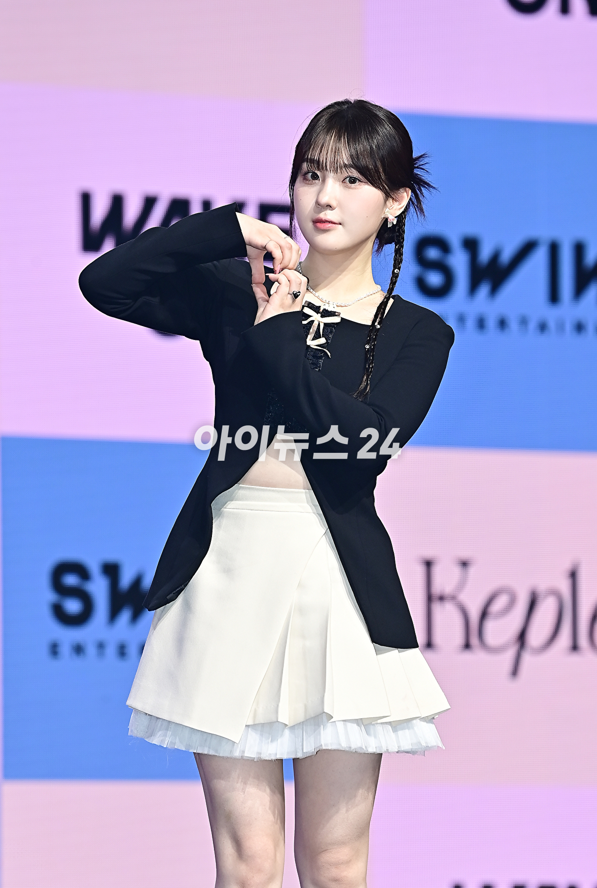 걸그룹 케플러(Kep1er) 김채현이 25일 오후 서울 광진구 예스24 라이브홀에서 열린 다섯 번째 미니앨범 'Magic Hour' 쇼케이스에서 포토타임을 갖고 있다. [사진=곽영래 기자]