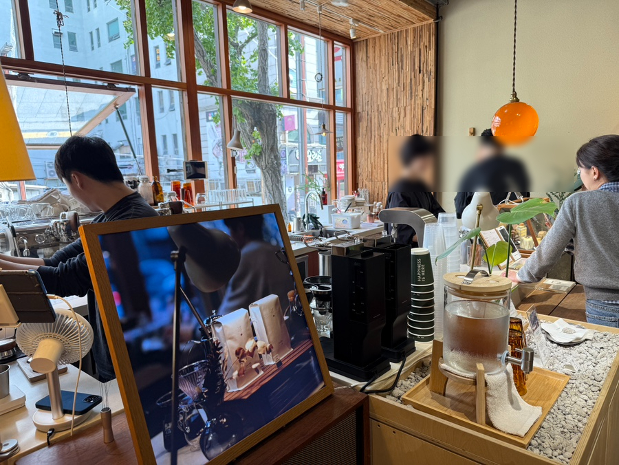 남포동 카페 그리다부부 카운터에서 핸드드립 커피를 내리는 공간 모습