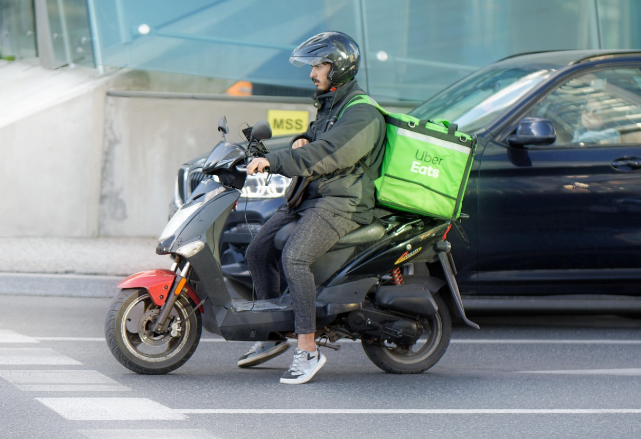 음식을 배달하고 있는 사진