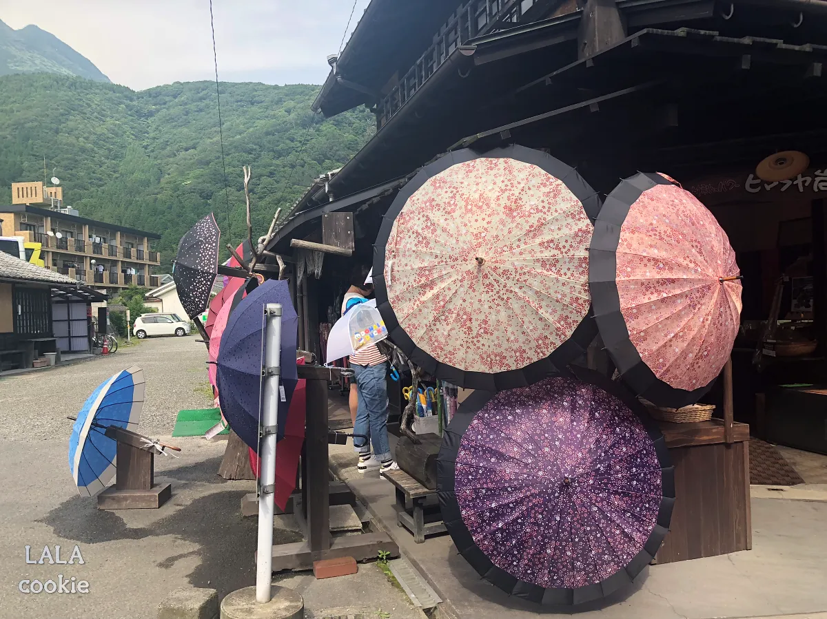 후쿠시마-유후인-가볼만한-곳-플로랄빌리지-후기-상점에-일본-우산을-판다