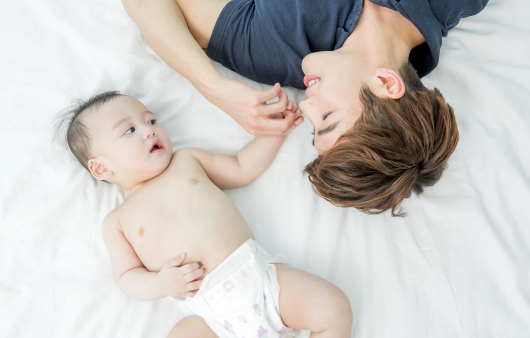 아이의 손을 잡고 있는 아빠