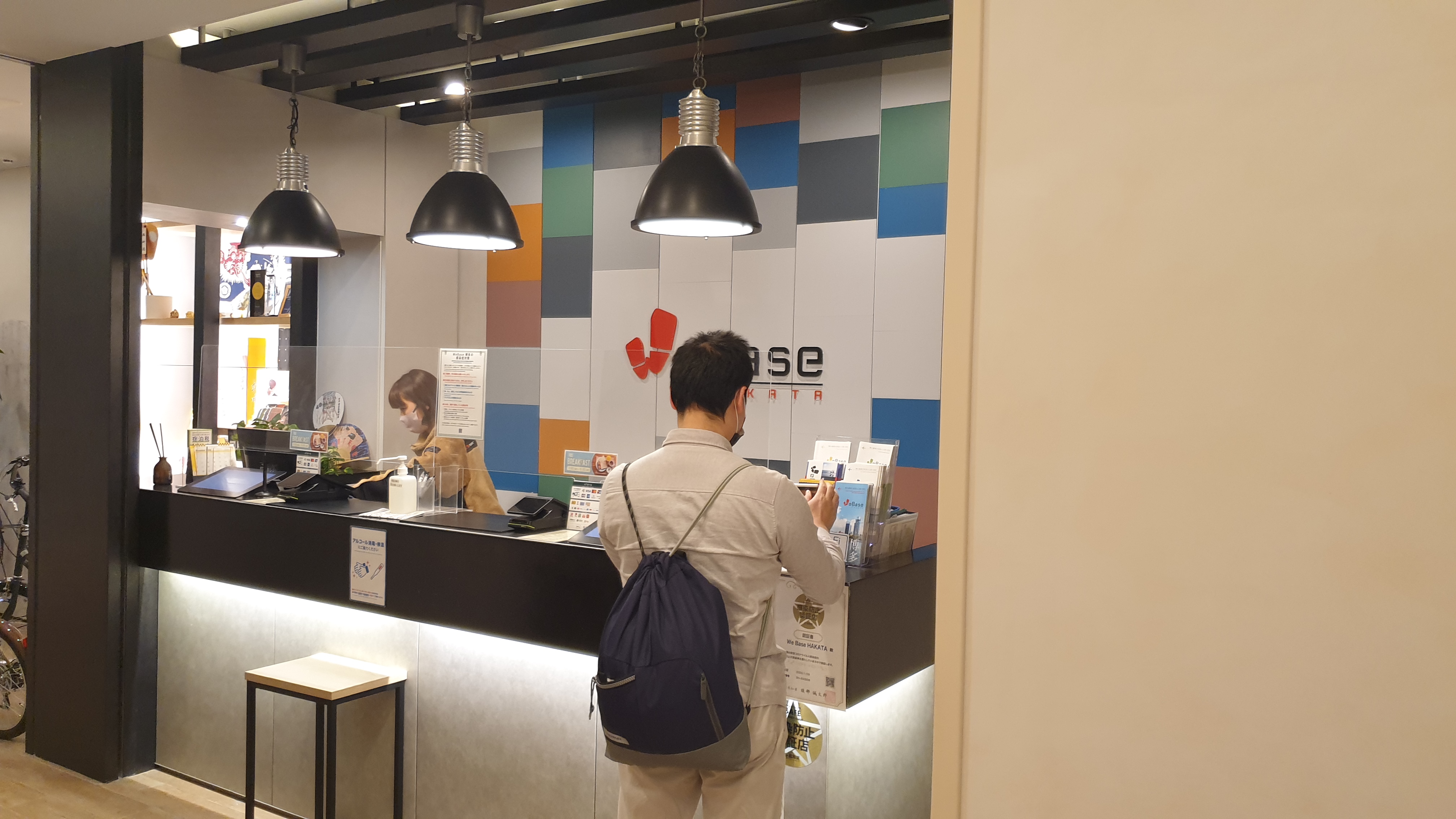 위베이스 하카타 게스트하우스 안내데스크 모습