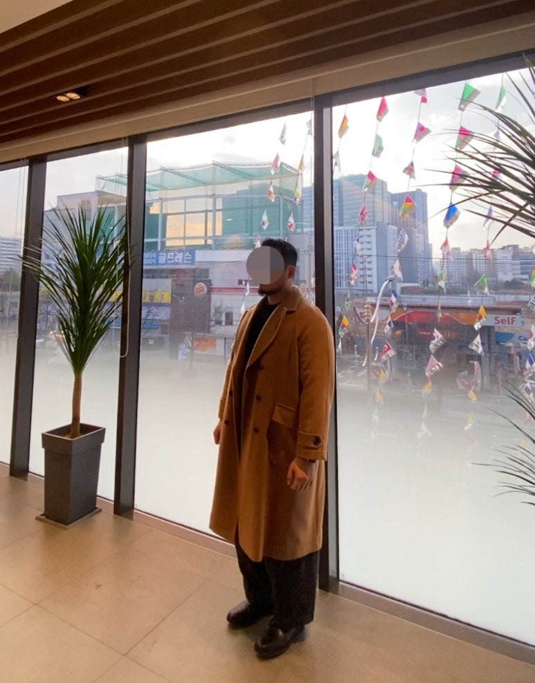 데일리룩('25.12.28.)그레이휴 코트 더블 브레스티드 카멜 롱코트, 무신사스탠다드 아란케이블 크루넥 니트, 무신사스탠다드 와이드 벌룬 팬츠, 폴로랄프로렌 탈란 레더 첼시부츠