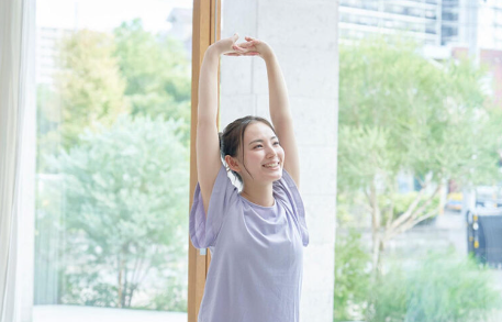 스트레칭을 하는 여자.