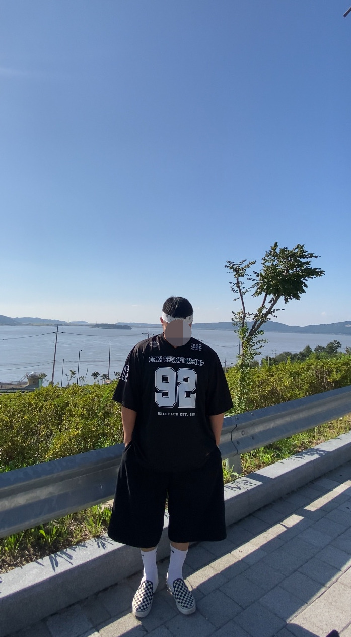 데일리룩('25. 9. 25.)하바행크 클래식 페이슬리 반다나, 드릭스 럭비 오버핏 메시 저지 하프 슬리브 티셔츠, 무신사스탠다드 와이드 버뮤다 팬츠, 나이키 양말, 반스 체커보드