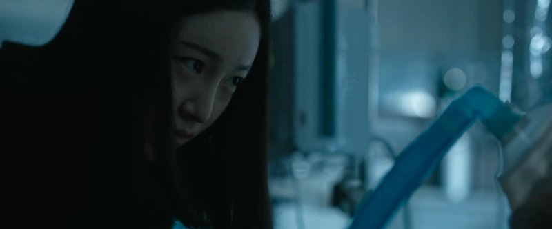 검은 복장에 긴 검은 머리를 하고 있는 독전 2의 브라이언 리의 비서를 연기하는 배우 서하정