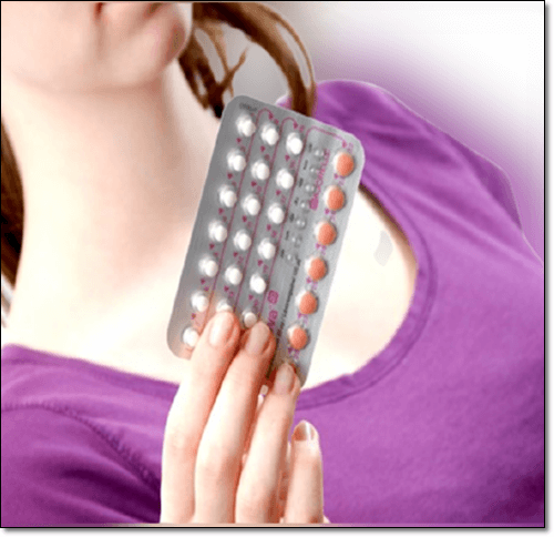 경구 피임약 들고 있는 여성