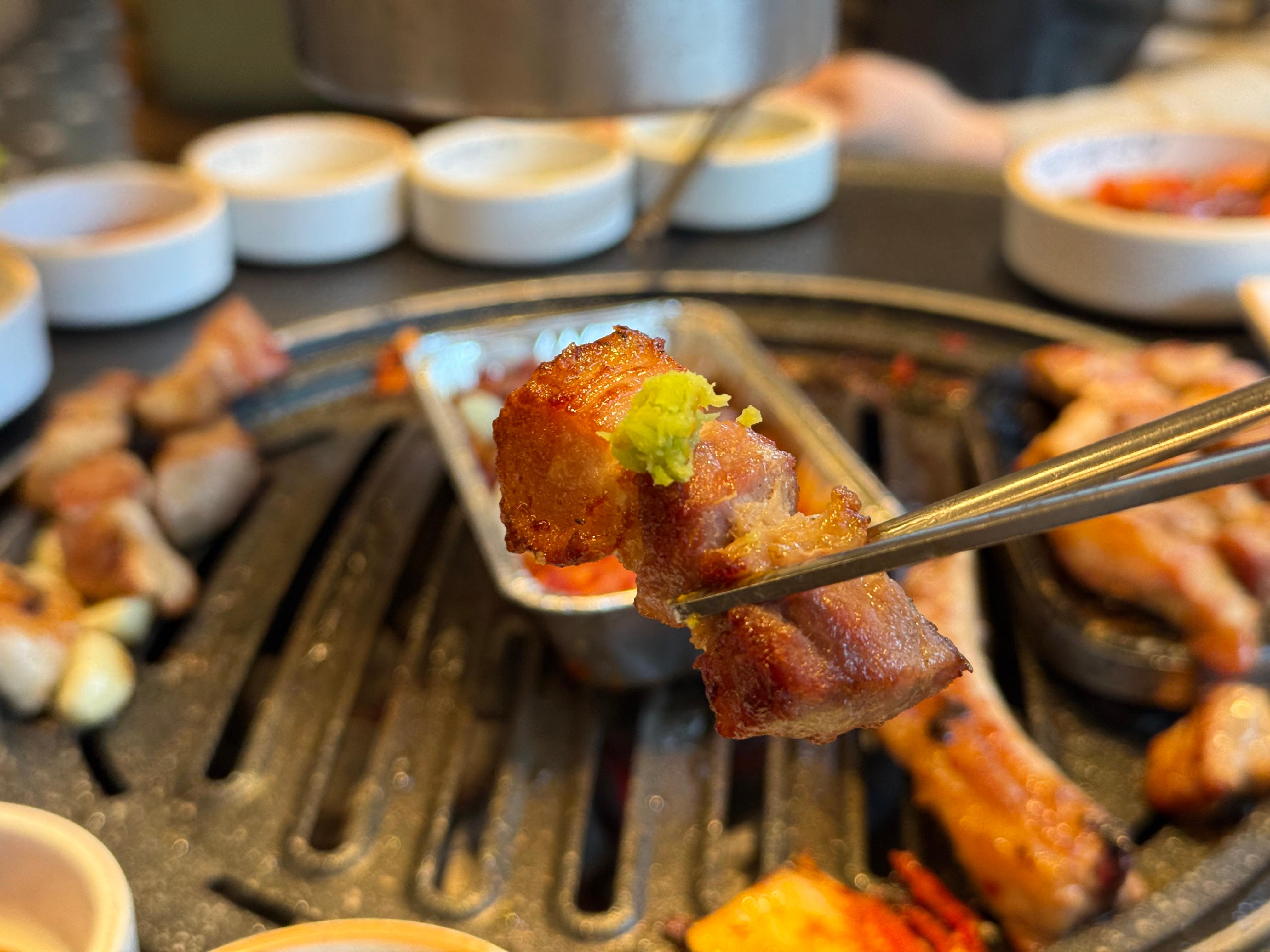 상추쌈으로 곁들이는 돼지갈비 한 점