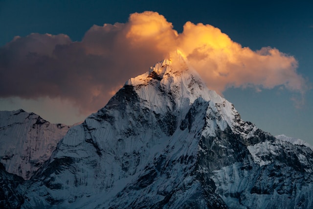 프리드리히 니체의 초인(위버멘쉬) 사상을 통해 자기 극복과 주체적인 삶의 가치를 설명하는 인문학 철학 가이드 이미지