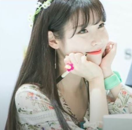 애교 부리는 아이유