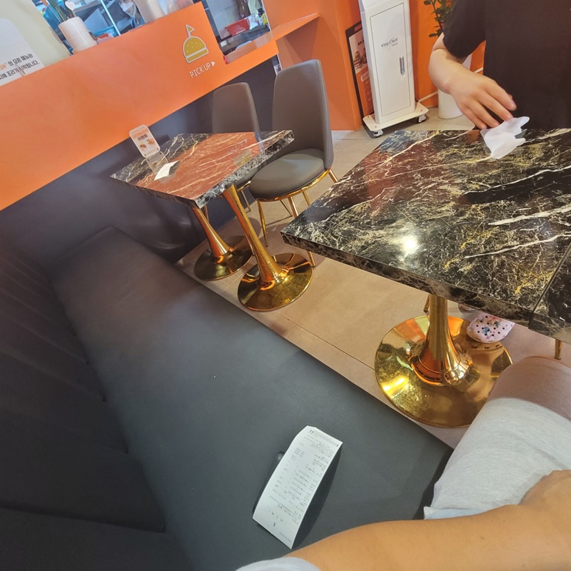 번크러쉬 버거 매장 내부1