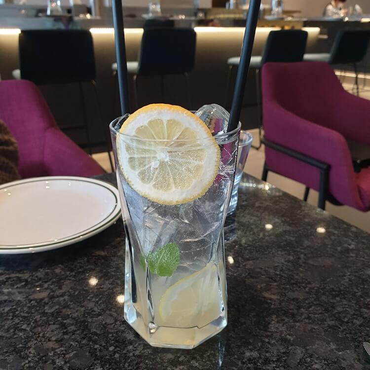 인소울-레모네이드에는-탄산수에-레몬과-얼음과-민트잎이-들어가있다