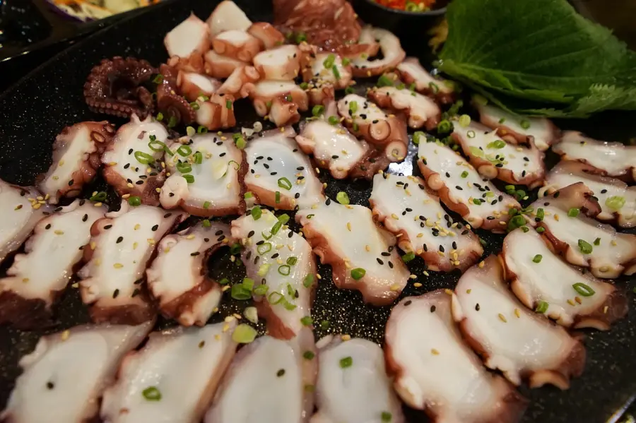 술마시면 살찌는 이유- 낙지안주가 부채꼴모양으로 펼쳐져 있는 모습
