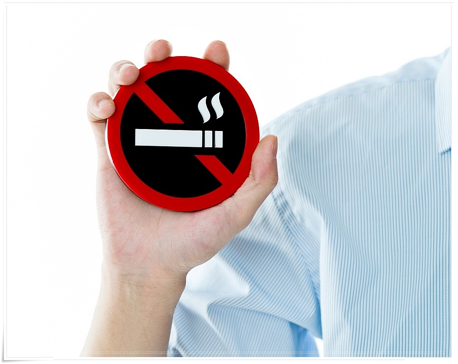 금연 배지를 들고 있는 손