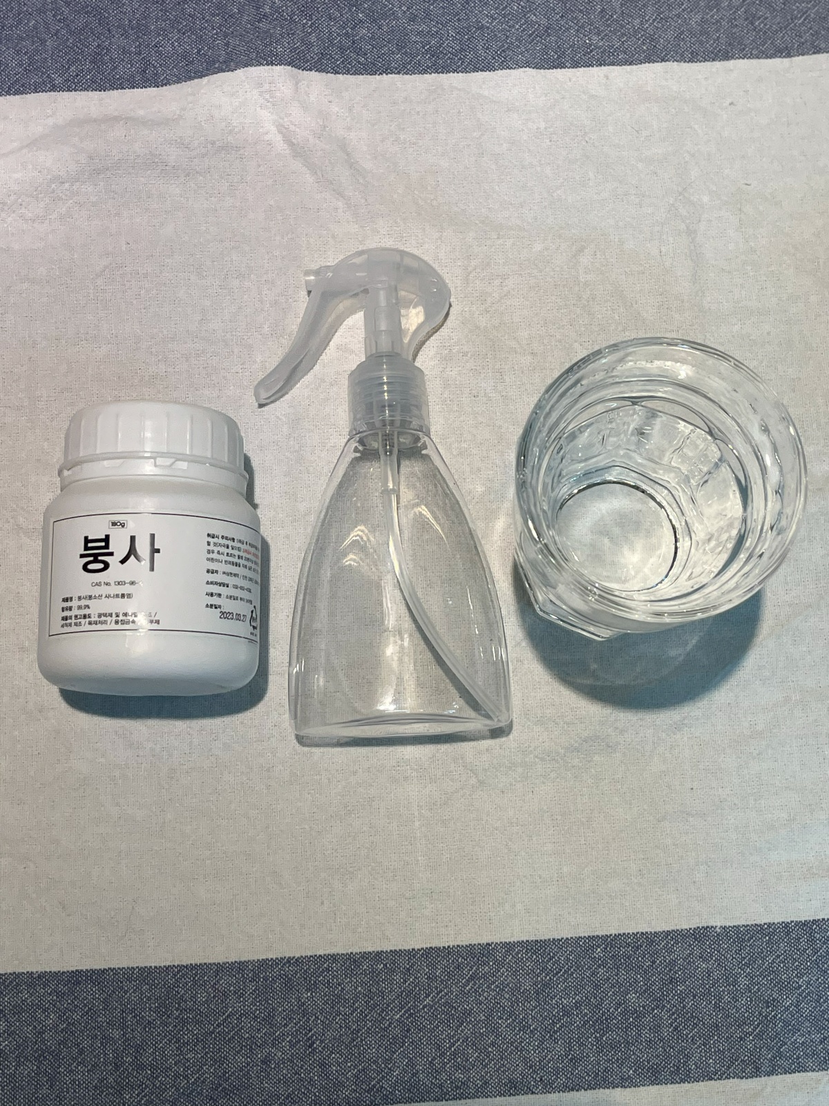 붕사,분무기,물 사진 붕사 살충제에 필요한 재료들이다