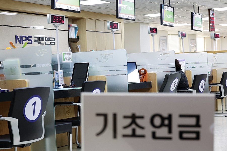 국민연금 추납 국민연금공단 지사 민원창구에서 상담을 받는 모습