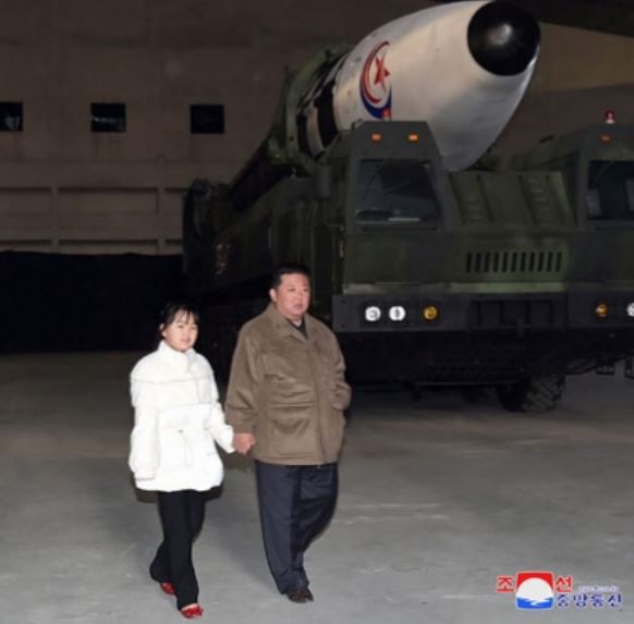 손잡고걷는김정은부녀